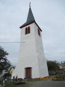 Historischer Kirchturm auf dem Friedhof