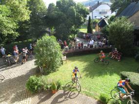 Mountainbiker vor Tourenstart im Burghof